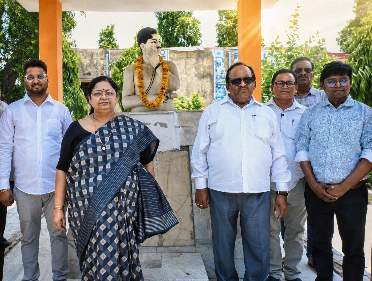 Campus Infrastructure – Monument with Faculty